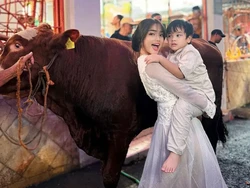 6 Gaya Artis dan Hewan Kurbannya, Fuji Berpose Sambil Gendong Gala