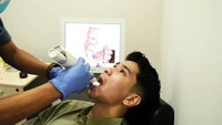 Ada beragam cara mengatasi gigi ompong, di antaranya adalah gigi palsu lepasan, dental bridge dan implan gigi. Dari ketiga solusi tersebut, Tanam gigi punya salah satu opsi terbaik untuk mengatasi gigi ompong. Yups, dengan implan gigi.