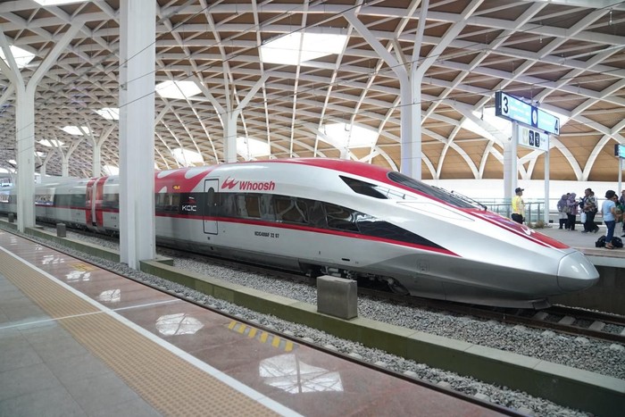 Para calon masinis (berdiri) Kereta Cepat sudah masuk tahapan on job training.