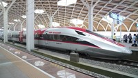 Kemudian saat Kereta Cepat berhenti di stasiun, berlangsung evaluasi antara instruktur masinis dan calon masinis.