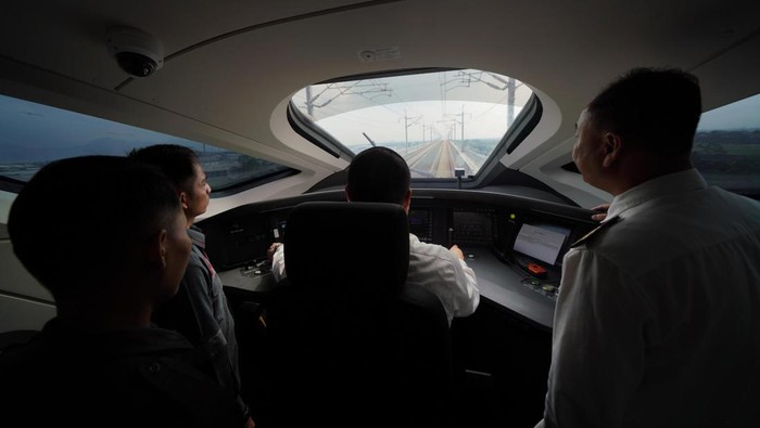 Intip Calon Masinis Belajar dalam Kabin Kereta Cepat Para calon masinis (berdiri) Kereta Cepat sudah masuk tahapan on job training.