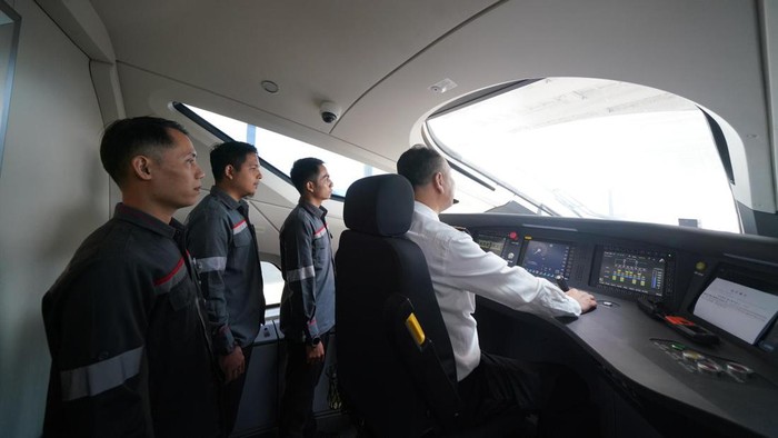 Para calon masinis (berdiri) Kereta Cepat sudah masuk tahapan on job training.