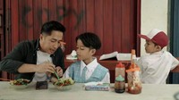 Kedekatan pembawa acara ini dengan keluarganya memang tak ada dua. Bersama anaknya, Djalu, ayah dan anak ini begitu hangat makan mie ayam kaki lima bersama. Foto: Instagram/irfanhakim75