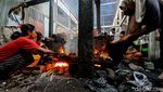 Potret Jasa Bakar Kepala dan Kaki Hewan Kurban di Bojonegoro