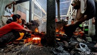 Dengan telaten dan sabar, Dista dan beberapa pekerjanya terlihat sibuk membersihkan, memotong hingga mengolah kepala maupun kaki sapi dan kambing. Mereka menggunakan pisau, blower hingga tungku api dari kayu bakar.