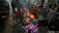 Tak sedikit warga dari tengah kota hingga pinggiran Bojonegoro yang memanfaatkan jasanya untuk membersihkan bulu dan melunakkan daging yang masih menyatu dengan tulang tersebut.