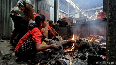 Potret Jasa Bakar Kepala dan Kaki Hewan Kurban di Bojonegoro