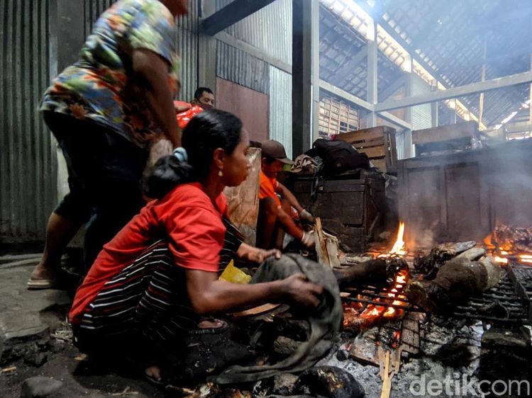 Potret Jasa Bakar Kepala dan Kaki Hewan Kurban di Bojonegoro