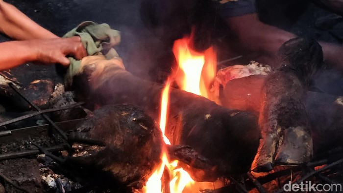Jasa membakar kepala hingga kaki hewan kurban di Bojonegoro