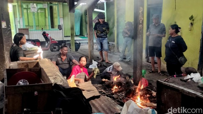 Jasa membakar kepala hingga kaki hewan kurban di Bojonegoro