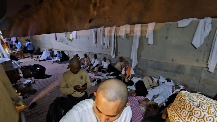 Jemaah haji di Mina tidur di lorong gegara tenda over kapasitas
