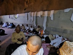 Potret Jemaah RI di Mina Tidur di Lorong Gegara Tenda Over Capacity