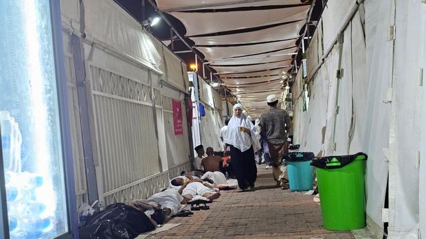 Jemaah haji di Mina tidur di lorong gegara tenda over kapasitas