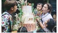 Momen ulang tahunnya beberapa tahun silam juga sempat dibagikan. Saat itu, ia ditemani keponakannya sedang meniup lilin. Foto: Instagram @jordionsu