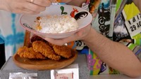 Menu lain yang sayang dilewatkan adalah ayam goreng crumble yang renyah. Ia menikmatinya bersama sambal chili oil yang pedasnya nagih. Foto: Instagram @jordionsu