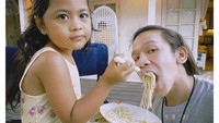 Begini momen gemas Jordi Onsu ketika disuapi spaghetti carbonara. Momen ini terjadi saat 2021 lalu. Foto: Instagram @jordionsu