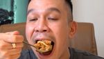 Jordi Onsu Mukbang Ayam Geprek hingga Ngopi Cantik