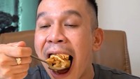 Momen kuliner kerap dibagikan adik dari Ruben Onsu itu. Ia juga kerap mendapatkan kiriman makanan dari tempat makan lain, salah satunya Kafe Kopi AA di kawasan Jakarta Timur. Foto: Instagram @jordionsu