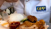 Menu ayam geprek dari Geprek Bensu sekarang juga memiliki sajian sambal yang beragam. Salah satunya ada sambal tempong khas Banyuwangi yang pedasnya segar. Foto: Instagram @jordionsu