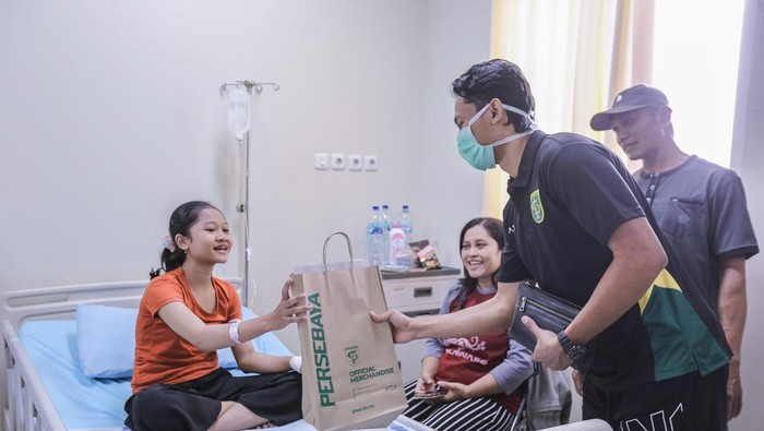 Kadek Raditya membagikan bingkisan kepada anak-anak yang sedang dirawat di Rumah Sakit