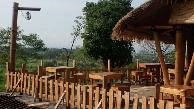 Kafe outdoor di Pasuruan: Matanai Coffee & Herbs.