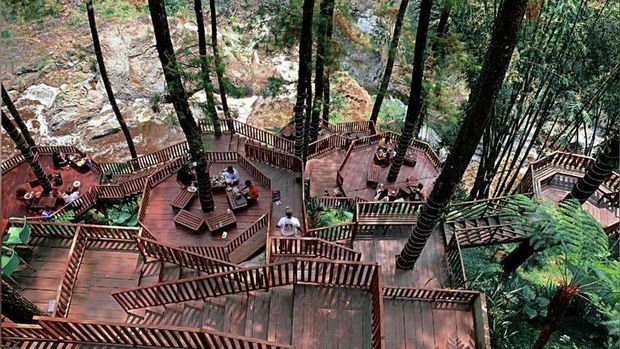 Kafe outdoor di Pasuruan: Rumah Bunga Cafe & Resto.