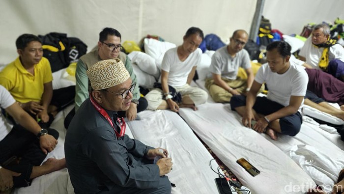 Kang Ace menemui jemaah haji asal Kabupaten Bandung Barat di Maktab 76 Mina (Mei Amelia/detikcom)