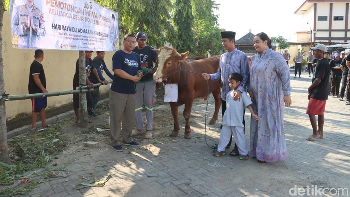 Kapolres Bojonegoro bagikan hewan kurban