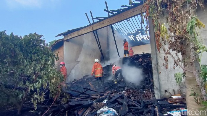 Kebakaran di gudang kayu Giripeni, Kulon Progo, padam