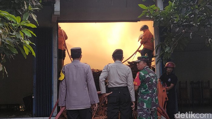 Kebakaran gudang kayu di Kulon Progo, Selasa (18/6/2024)