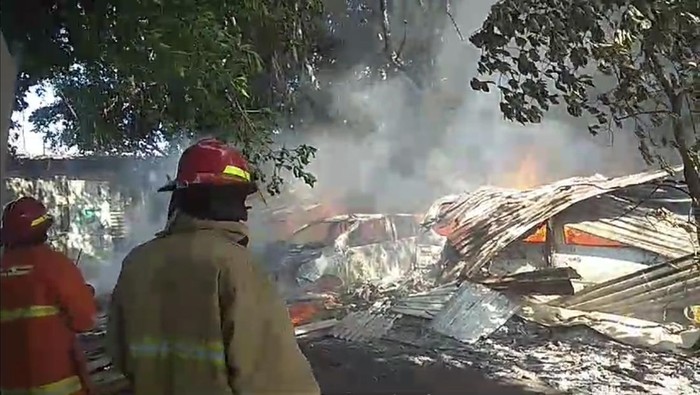 kebakaran lahan garasi di Gresik