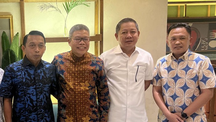 Ketua Golkar Sulsel Taufan Pawe (dua dari kiri) bertemu Ketua NasDem Sulsel Rusdi Masse (tiga dari kiri).