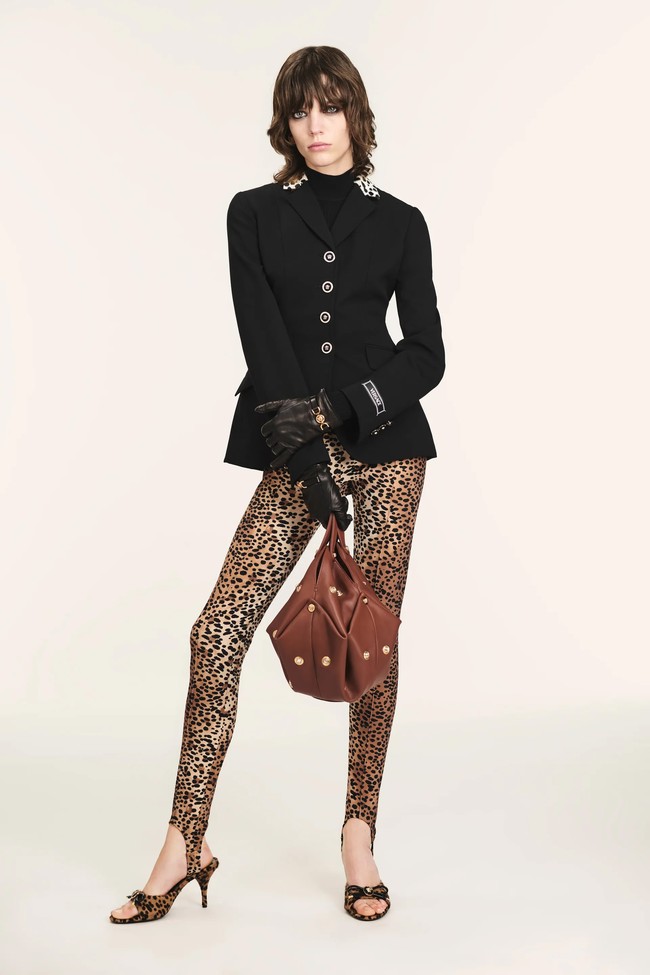 Koleksi Versace Resort 2025 karya Donatella Versace, menangkap kebutuhan generasi baru yang menginginkan lebih dari dunia mode. Versace mengusung warna-warna cerah nan eklektik  Foto: Dok. Versace.