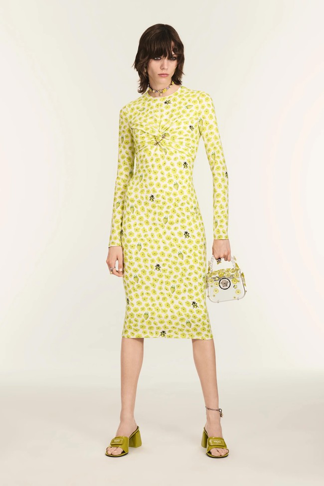 Koleksi Versace Resort 2025 karya Donatella Versace, menangkap kebutuhan generasi baru yang menginginkan lebih dari dunia mode. Versace mengusung warna-warna cerah nan eklektik  Foto: Dok. Versace.