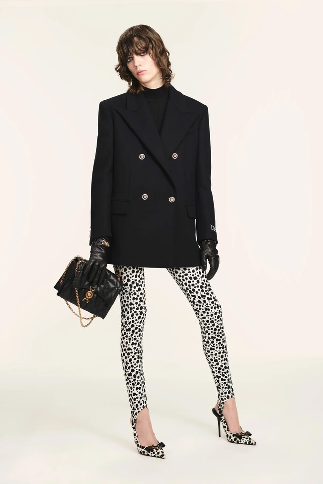 Koleksi Versace Resort 2025 karya Donatella Versace, menangkap kebutuhan generasi baru yang menginginkan lebih dari dunia mode. Versace mengusung warna-warna cerah nan eklektik  Foto: Dok. Versace.