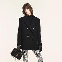 Koleksi Versace Resort 2025 karya Donatella Versace, menangkap kebutuhan generasi baru yang menginginkan lebih dari dunia mode. Versace mengusung warna-warna cerah nan eklektik  Foto: Dok. Versace.