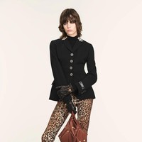 Koleksi Versace Resort 2025 karya Donatella Versace, menangkap kebutuhan generasi baru yang menginginkan lebih dari dunia mode. Versace mengusung warna-warna cerah nan eklektik  Foto: Dok. Versace.