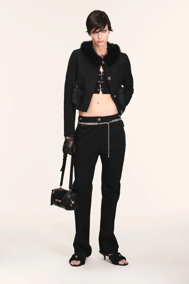 Koleksi Versace Resort 2025 karya Donatella Versace, menangkap kebutuhan generasi baru yang menginginkan lebih dari dunia mode. Versace mengusung warna-warna cerah nan eklektik  Foto: Dok. Versace.