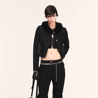 Koleksi Versace Resort 2025 karya Donatella Versace, menangkap kebutuhan generasi baru yang menginginkan lebih dari dunia mode. Versace mengusung warna-warna cerah nan eklektik  Foto: Dok. Versace.