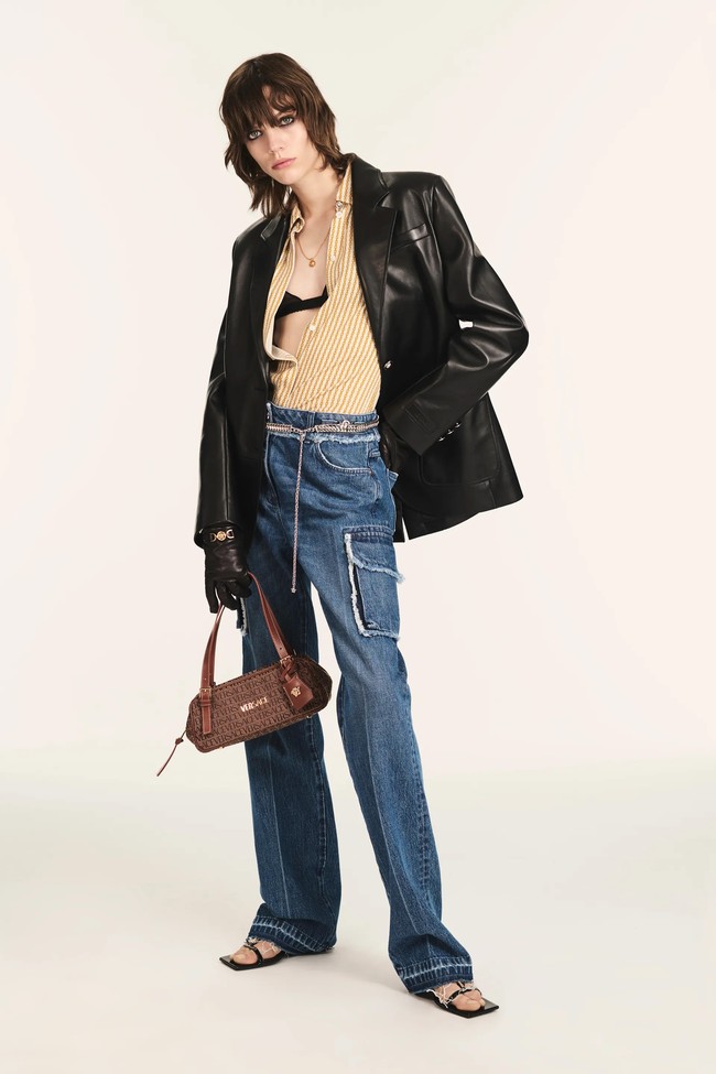 Koleksi Versace Resort 2025 karya Donatella Versace, menangkap kebutuhan generasi baru yang menginginkan lebih dari dunia mode. Versace mengusung warna-warna cerah nan eklektik  Foto: Dok. Versace.