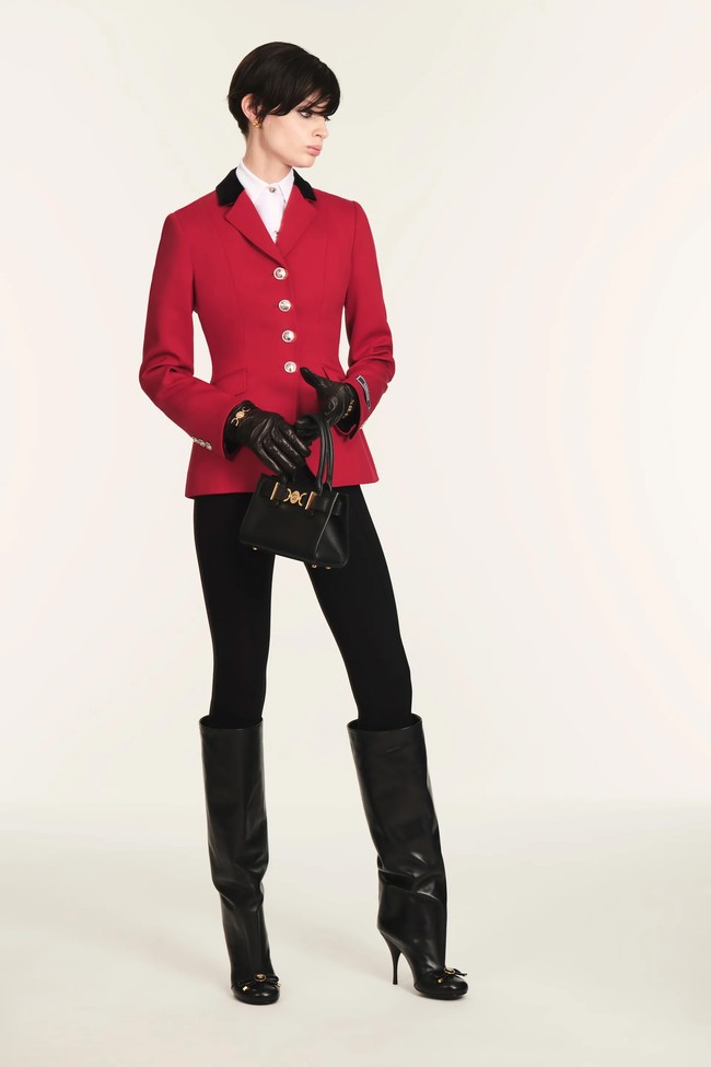 Koleksi Versace Resort 2025 karya Donatella Versace, menangkap kebutuhan generasi baru yang menginginkan lebih dari dunia mode. Versace mengusung warna-warna cerah nan eklektik  Foto: Dok. Versace.