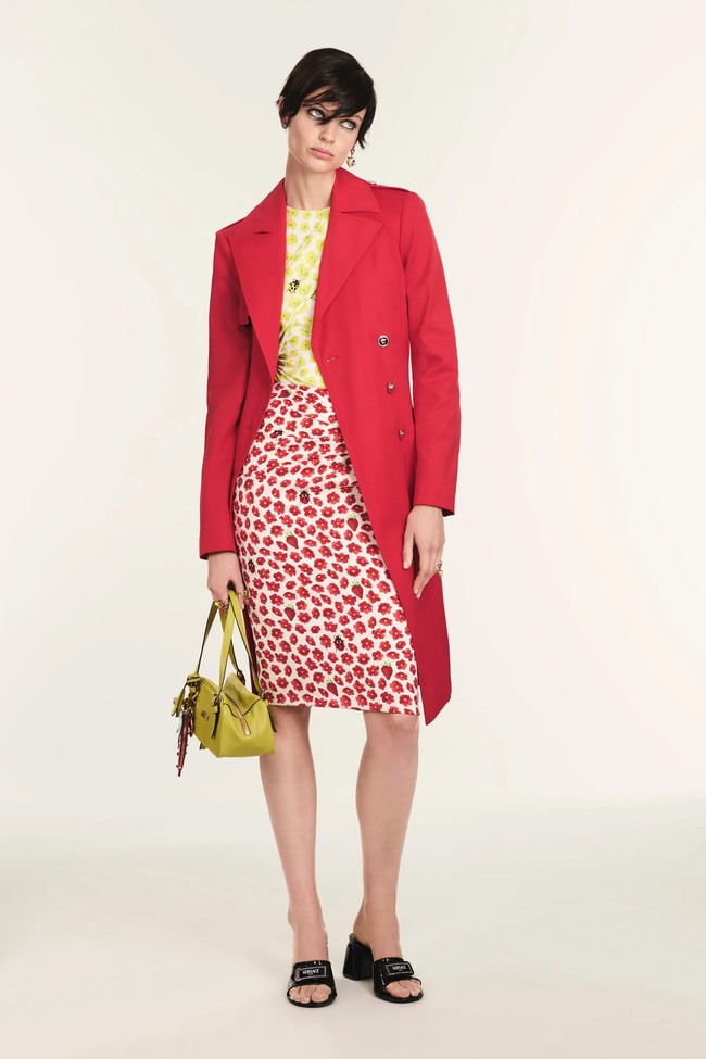 Koleksi Versace Resort 2025 karya Donatella Versace, menangkap kebutuhan generasi baru yang menginginkan lebih dari dunia mode. Versace mengusung warna-warna cerah nan eklektik. Foto: Dok. Versace.