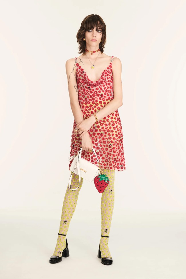 Koleksi Versace Resort 2025 karya Donatella Versace, menangkap kebutuhan generasi baru yang menginginkan lebih dari dunia mode. Versace mengusung warna-warna cerah nan eklektik  Foto: Dok. Versace.