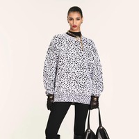 Koleksi Versace Resort 2025 karya Donatella Versace, menangkap kebutuhan generasi baru yang menginginkan lebih dari dunia mode. Versace mengusung warna-warna cerah nan eklektik Foto: Dok. Versace.