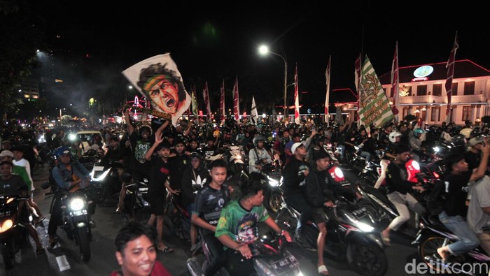 Konvoi massa Bonek di Jalan Gubernur Suryo, Surabaya jelang HUT ke-97 Persebaya.