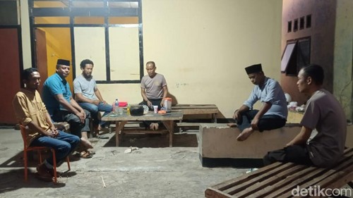 Koordinasi polisi dengan Kades Naru dan keluarga setelah SS diamankan karena mengejar warga dan polisi pakai parang, Senin, (17/6/2024) malam.