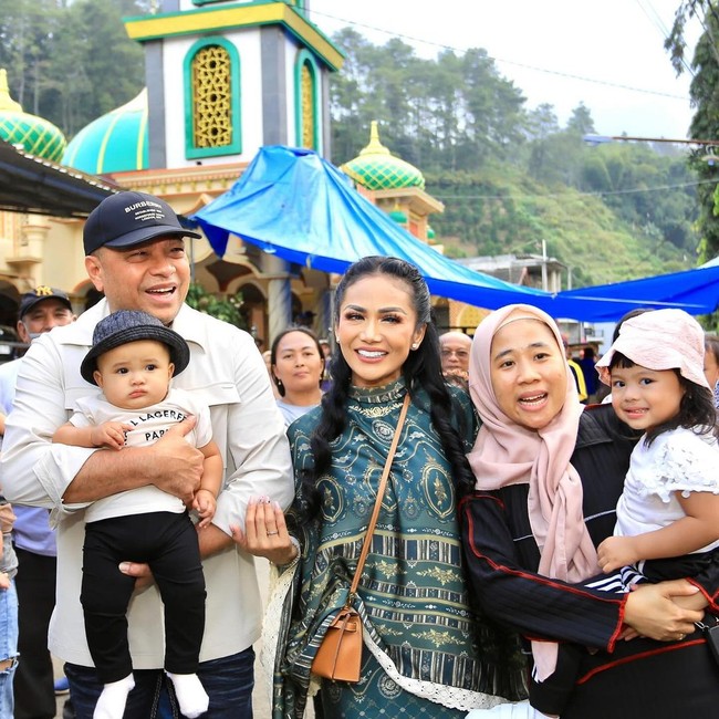 Ameena dan adik kecilnya, Azura Humaira Nur Atta, ikut libur Lebaran Idul Adha di Kota Batu bersama keluarga KD dan Raul Lemos. Ameena tampak manis dan stylish dalam setelan yang kasual. Foto: Instagram @krisdayantilemos
