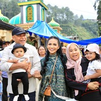 Ameena dan adik kecilnya, Azura Humaira Nur Atta, ikut libur Lebaran Idul Adha di Kota Batu bersama keluarga KD dan Raul Lemos. Ameena tampak manis dan stylish dalam setelan yang kasual. Foto: Instagram @krisdayantilemos