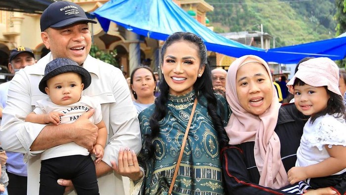 Kris Dayanti ajak Ameena dan Azura rayakan Idul Adha di Batu, Malang.