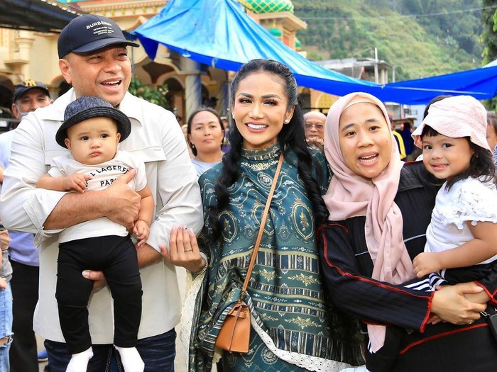 Kris Dayanti ajak Ameena dan Azura rayakan Idul Adha di Batu, Malang.